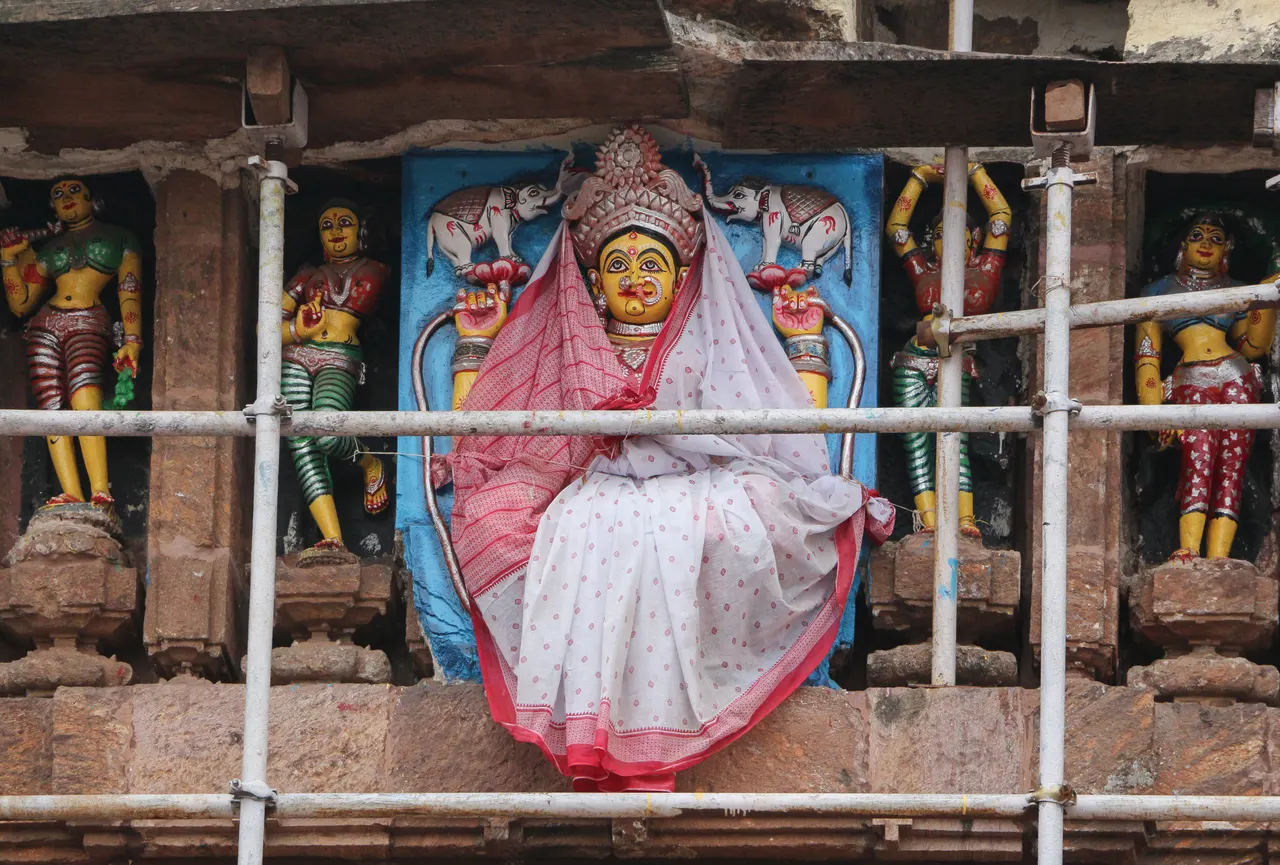 জগন্নাথ মন্দিরের প্রবেশপথের ভাস্কর্য